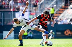 开云线上入口-记者：在洛里昂4-0雷恩比赛前，客队向主队借蓝色球袜才得以参赛