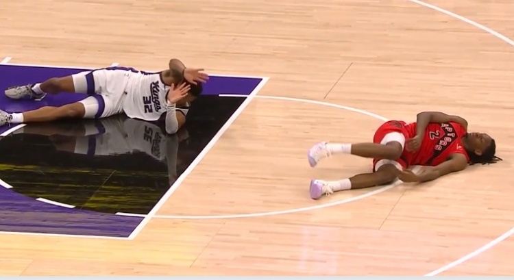 开云登录网址入口-危险动作！考德威尔倒地拉扯莫格博腿部致后者摔倒 被吹一级恶意