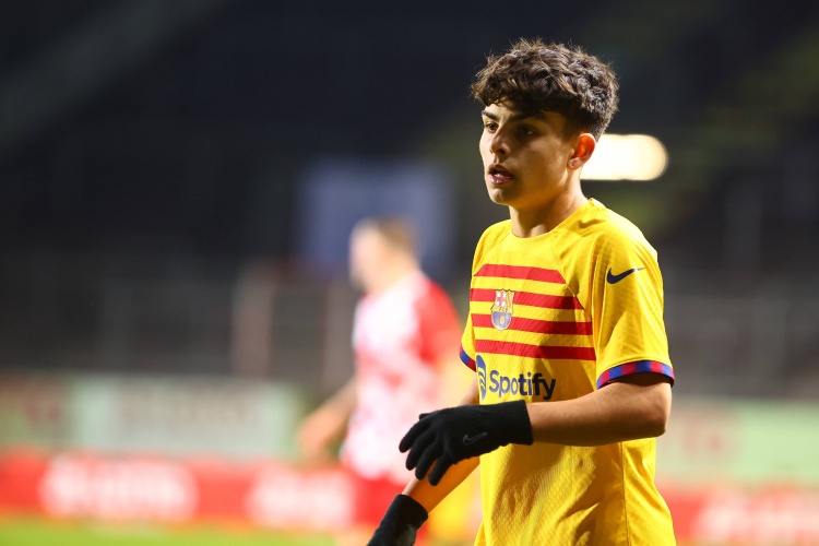 开云下载-18岁上演巴萨一线队首秀！每体：埃斯帕特来自拉玛西亚，曾踢中场